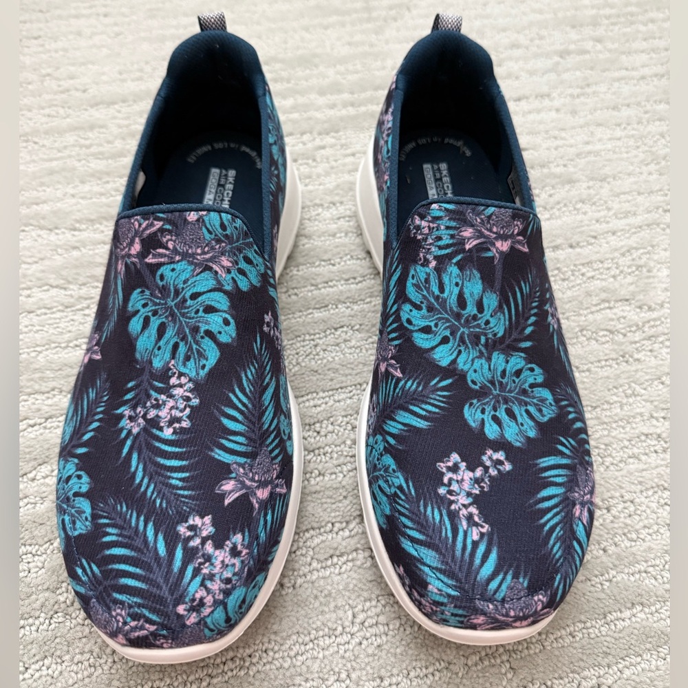 NEW! Skechers floral print navy blue shoes, size 9, go walk joy